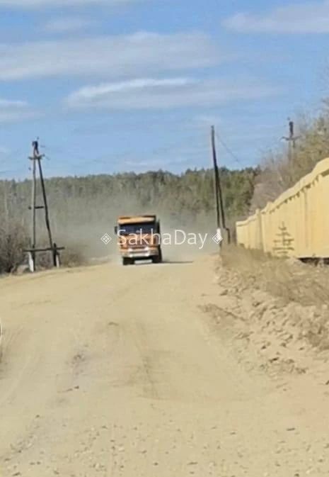 Дачники Намцырского тракта обеспокоены тем, что тяжелые самосвалы Shacman вконец раздолбали дорогу вдоль озера в начале Намцырского тракта Дачники Намцырского тракта обеспокоены тем, что тяжелые самосвалы Shacman вконец раздолбали дорогу вдоль озера в начале Намцырского тракта