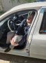 Разбил стекло булыжником и проник в авто