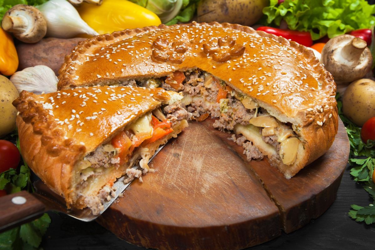 Мясной пирог с картошкой: идеальный ужин для всей семьи всего за час