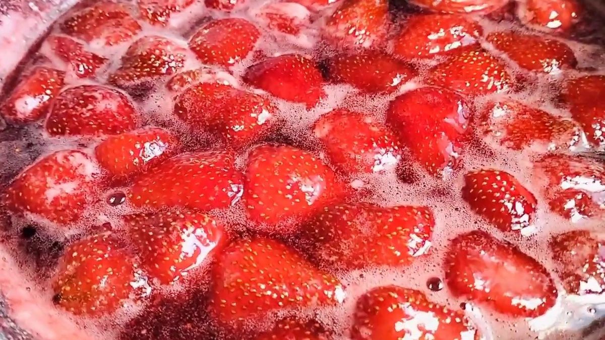Приготовьте клубничное варенье за 15 минут: яркое и ароматное лакомство из целых ягод