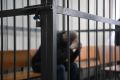 Стучал в дверь и бил в висок