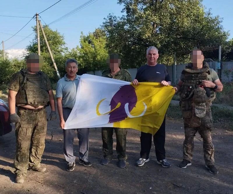 Делегация Усть-Янского района доставила гуманитарную помощь бойцам в зоне СВО Делегация Усть-Янского района доставила гуманитарную помощь бойцам в зоне СВО