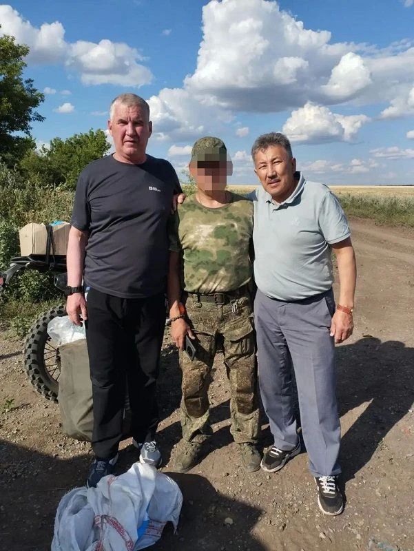Делегация Усть-Янского района доставила гуманитарную помощь бойцам в зоне СВО Делегация Усть-Янского района доставила гуманитарную помощь бойцам в зоне СВО