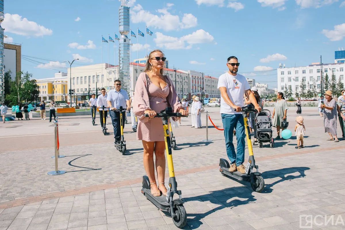 Молодожены устроили праздничный пробег на электросамокатах в Якутске Молодожены устроили праздничный пробег на электросамокатах в Якутске
