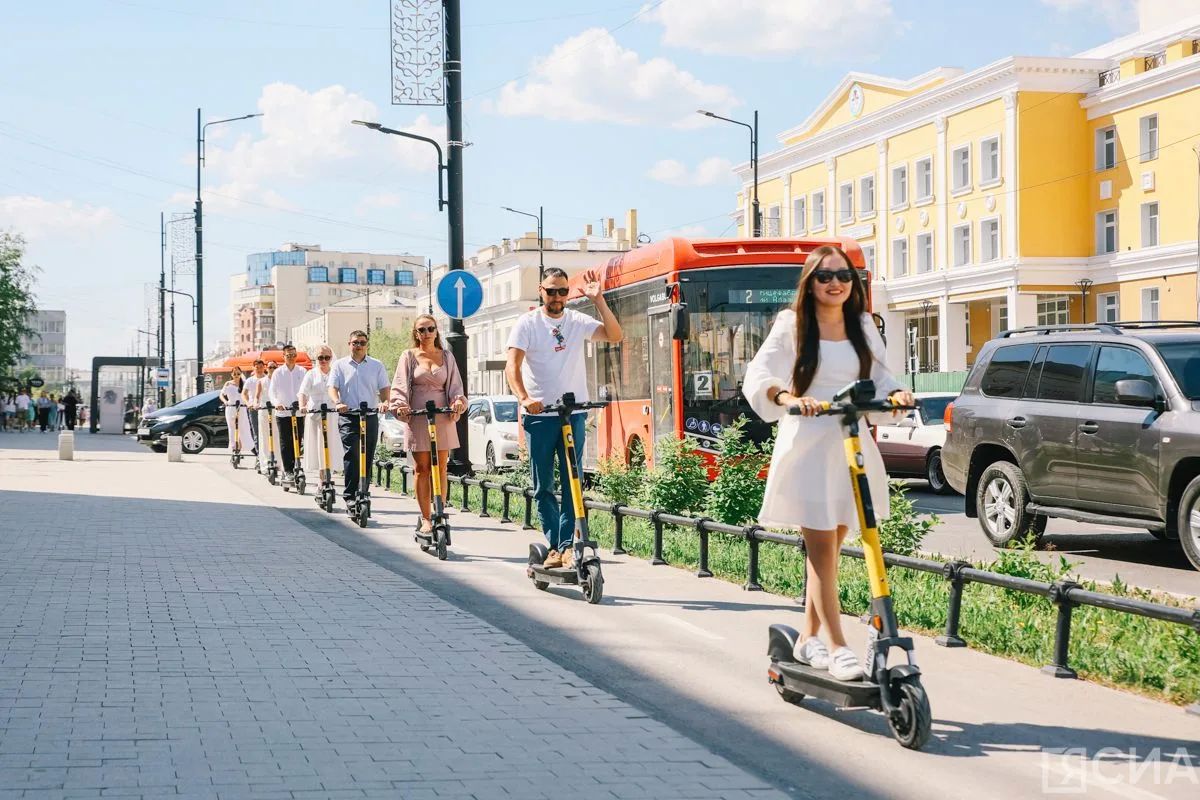 Молодожены устроили праздничный пробег на электросамокатах в Якутске Молодожены устроили праздничный пробег на электросамокатах в Якутске