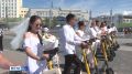 В Якутске состоялось яркое мероприятие, приуроченное ко Дню семьи, любви и верности, — праздничный пробег молодожёнов на электросамокатах