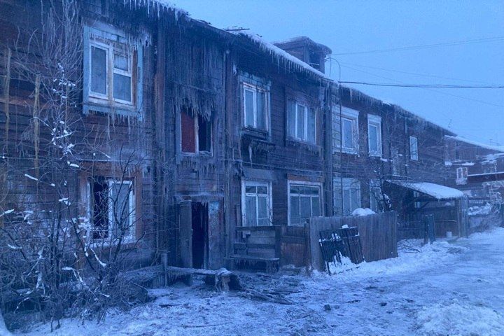 Зарезал двоих и поджег дом Зарезал двоих и поджег дом