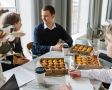 Еда без хлопот: как организовать офисное застолье без посуды