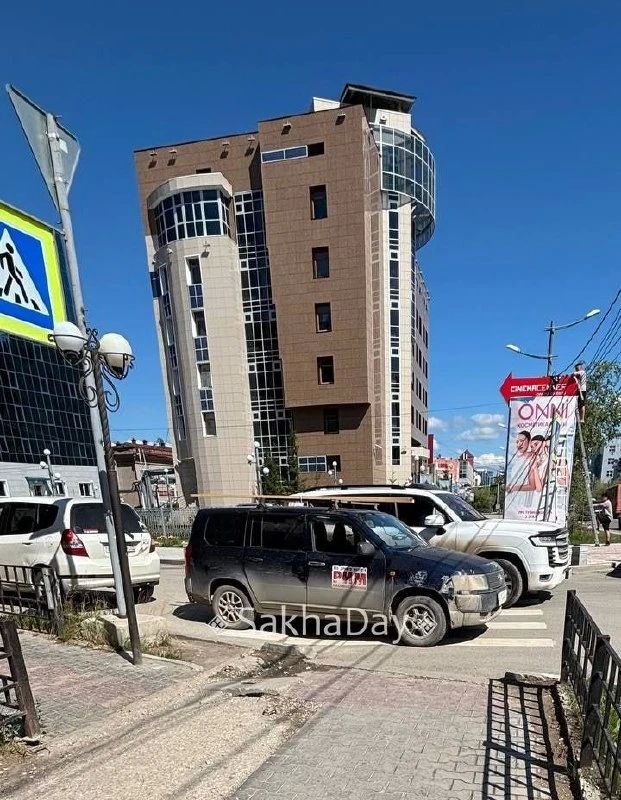 #пишут Вешают плакат, машину вот так бросили, на замечания не реагируют