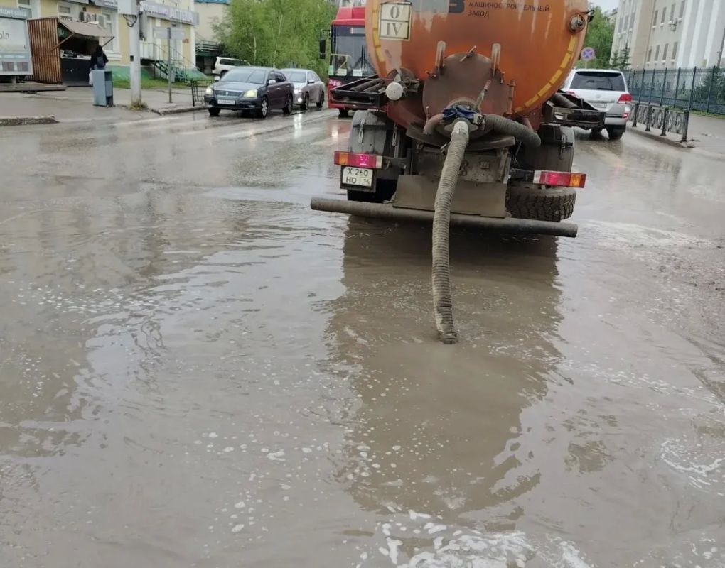 В Якутске идет откачка дождевых вод В Якутске идет откачка дождевых вод