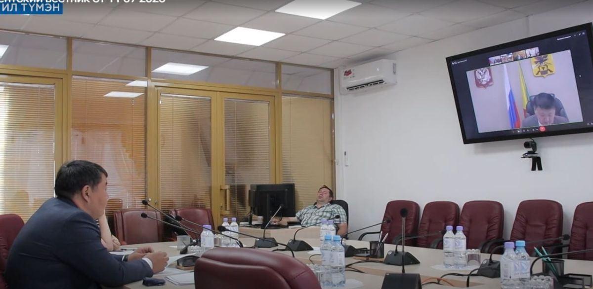 С сайта Ил Тумэн убрали передачу "Парламентский вестник", где сотрудник аппарата спал на видеоконференции прямо на глазах спикера Алексее Еремеева