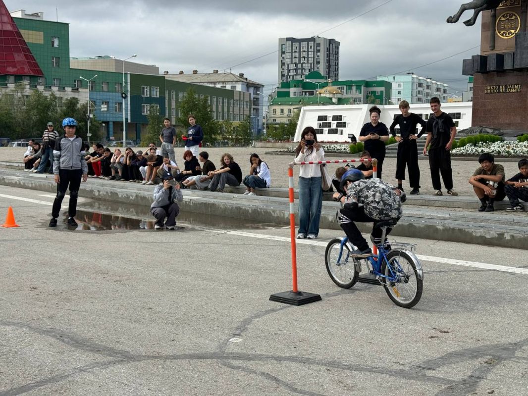 15 июля на площади Победы состоялась велоэстафета «Дорожный лабиринт» в рамках городского фестиваля «Летний позитив» 15 июля на площади Победы состоялась велоэстафета «Дорожный лабиринт» в рамках городского фестиваля «Летний позитив»