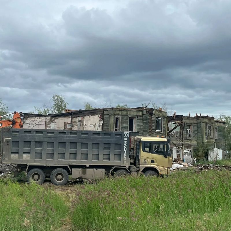 В порту прямо на повороте к аэровокзалу сносят расселенный дом (Авиаторов, 2). Рядом ждёт своей участи без окон и дверей дом номер 6 В порту прямо на повороте к аэровокзалу сносят расселенный дом (Авиаторов, 2). Рядом ждёт своей участи без окон и дверей дом номер 6