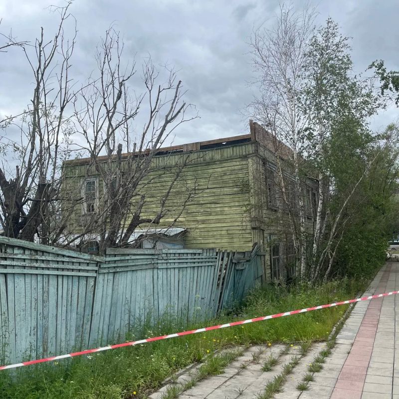 В порту прямо на повороте к аэровокзалу сносят расселенный дом (Авиаторов, 2). Рядом ждёт своей участи без окон и дверей дом номер 6 В порту прямо на повороте к аэровокзалу сносят расселенный дом (Авиаторов, 2). Рядом ждёт своей участи без окон и дверей дом номер 6
