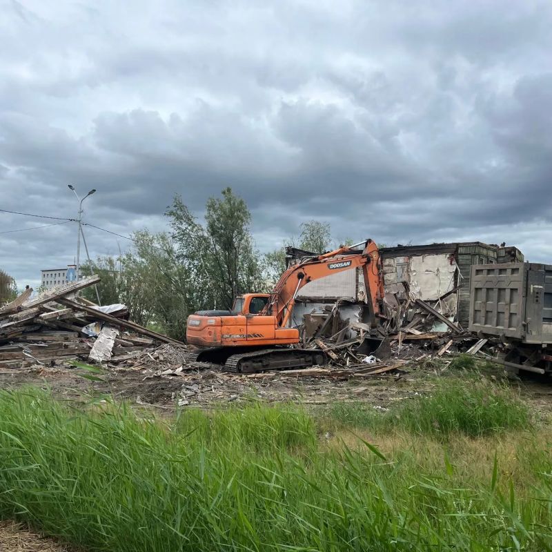 В порту прямо на повороте к аэровокзалу сносят расселенный дом (Авиаторов, 2). Рядом ждёт своей участи без окон и дверей дом номер 6 В порту прямо на повороте к аэровокзалу сносят расселенный дом (Авиаторов, 2). Рядом ждёт своей участи без окон и дверей дом номер 6