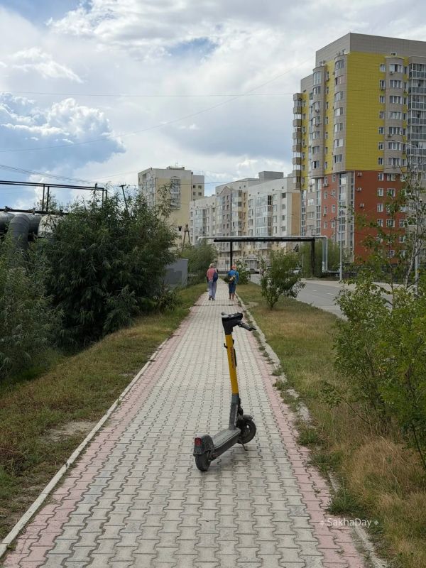 Оставили самокат прямо посреди пешеходного тротуара
