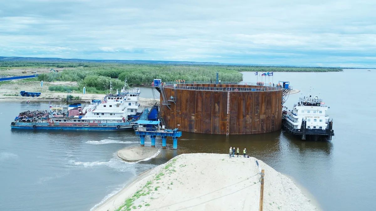 Группа «ВИС» успешно вывела в русло второй коффердам для Ленского моста Группа «ВИС» успешно вывела в русло второй коффердам для Ленского моста