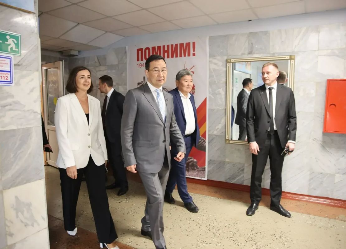 Глава Якутии осмотрел ход капитального ремонта школы № 23 в Айхале Глава Якутии осмотрел ход капитального ремонта школы № 23 в Айхале