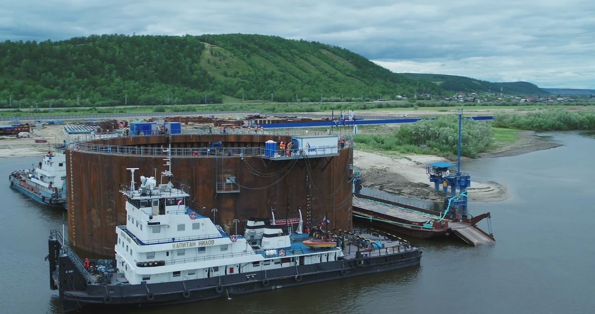 Группа «ВИС» успешно вывела в русло второй коффердам для Ленского моста Группа «ВИС» успешно вывела в русло второй коффердам для Ленского моста