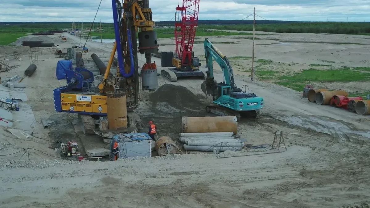 Речная операция по выводу в русло реки Лены второго коффердама для пилона Ленского моста Речная операция по выводу в русло реки Лены второго коффердама для пилона Ленского моста