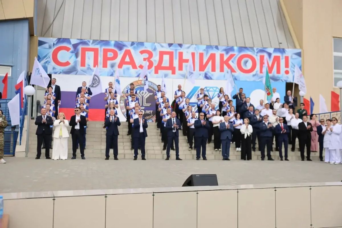 Принял участие в торжествах, посвящённых 65-летию посёлка Айхал Мирнинского района и 40-летию Айхальского горно-обогатительного комбината компании «АЛРОСА» Принял участие в торжествах, посвящённых 65-летию посёлка Айхал Мирнинского района и 40-летию Айхальского горно-обогатительного комбината компании «АЛРОСА»