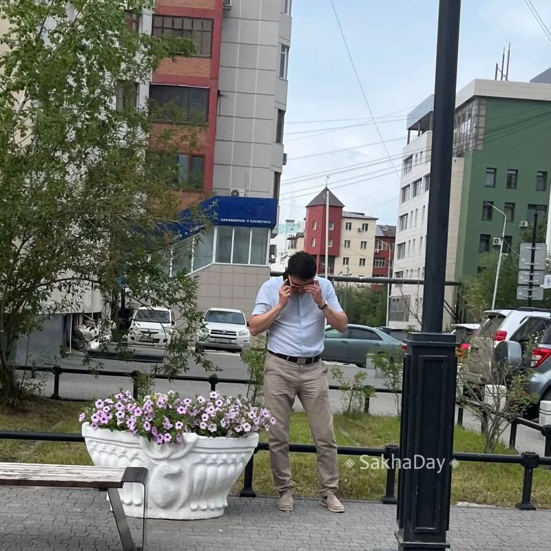 #пишут. - Можно было бы конечно встать нагло рядом и подслушать все секреты министра транспорта Владимира Сивцева, но мы люди культурные, литературные #пишут. - Можно было бы конечно встать нагло рядом и подслушать все секреты министра транспорта Владимира Сивцева, но мы люди культурные, литературные