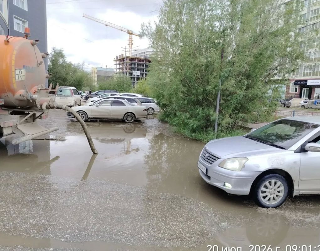 В Якутске круглосуточно откачивают дождевую воду В Якутске круглосуточно откачивают дождевую воду