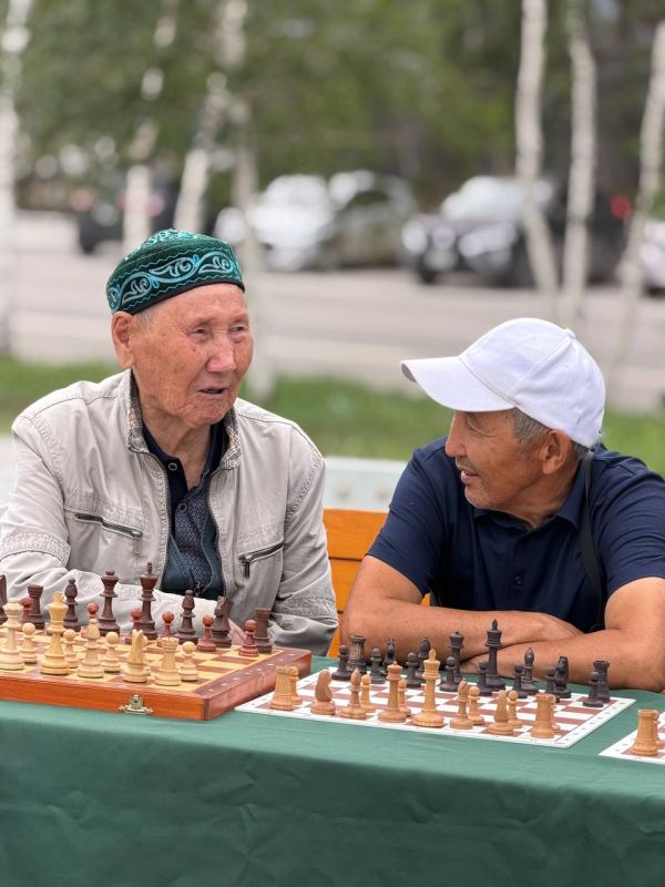 На площади Республики провели сеанс одновременной игры в шахматы на 100 досках На площади Республики провели сеанс одновременной игры в шахматы на 100 досках