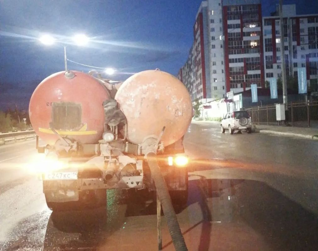 В Якутске круглосуточно откачивают дождевую воду В Якутске круглосуточно откачивают дождевую воду