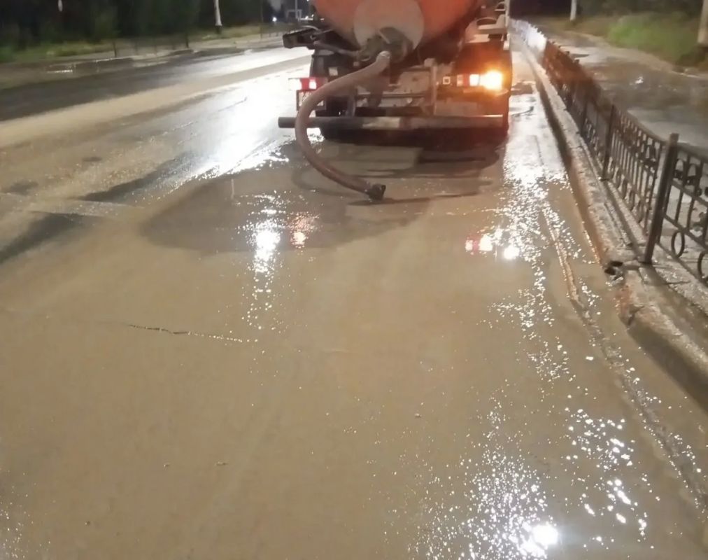 В Якутске круглосуточно откачивают дождевую воду В Якутске круглосуточно откачивают дождевую воду