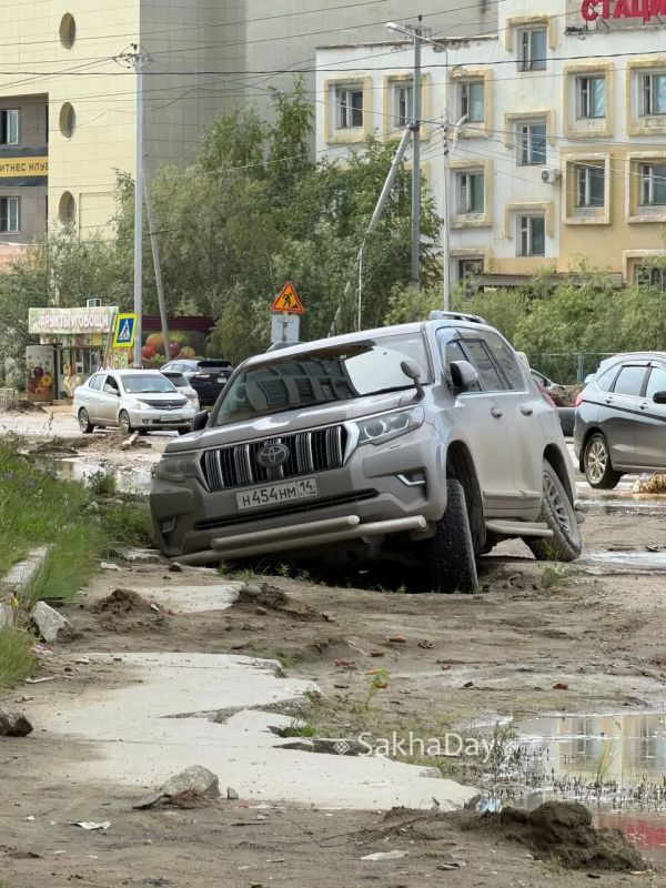 На 50 лет СА автомобиль провалился в яму На 50 лет СА автомобиль провалился в яму