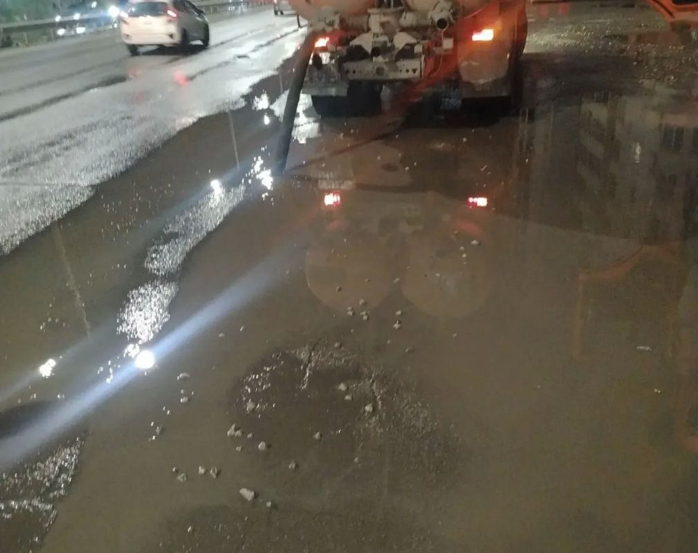 В Якутске круглосуточно откачивают дождевую воду В Якутске круглосуточно откачивают дождевую воду