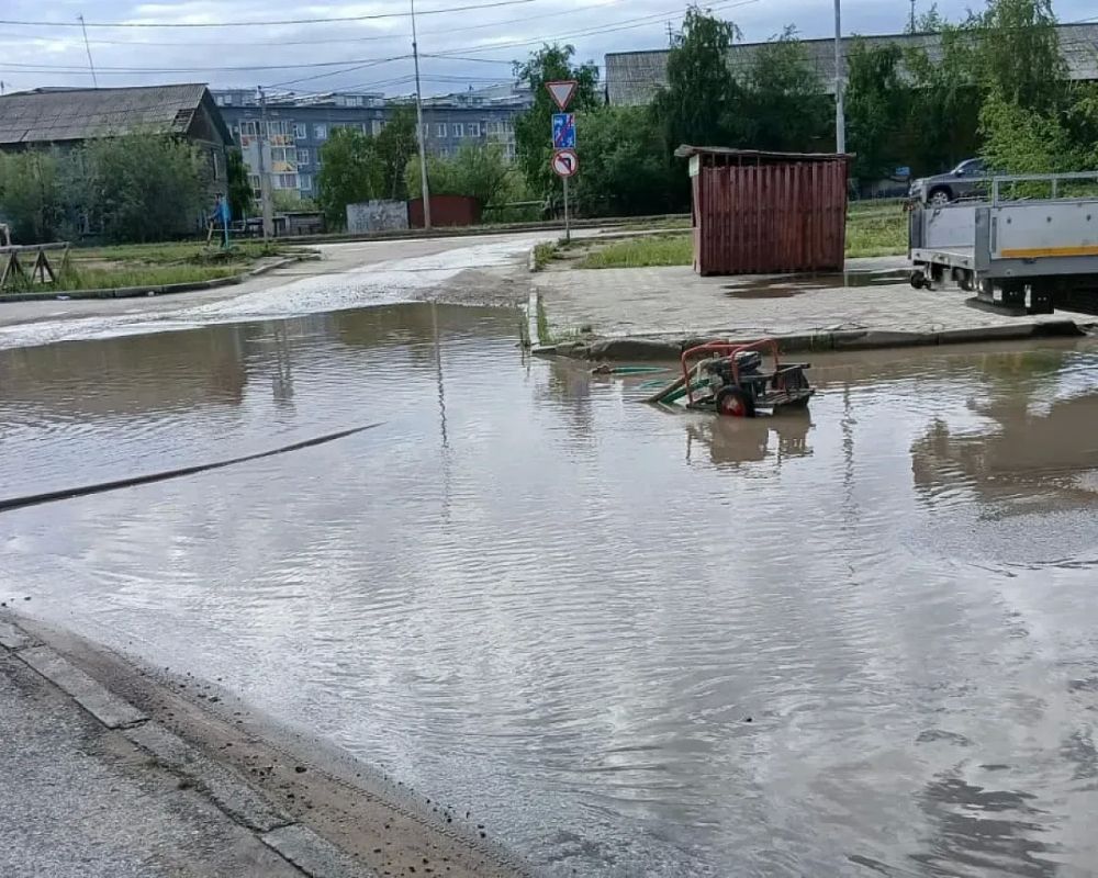 В Якутске круглосуточно идёт откачка дождевых вод В Якутске круглосуточно идёт откачка дождевых вод