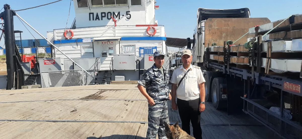 Транспортная полиция и Общественный совет проверили более 100 машин и обеспечили законность и безопасность на паромной переправе Якутск – Нижний Бестях Транспортная полиция и Общественный совет проверили более 100 машин и обеспечили законность и безопасность на паромной переправе Якутск – Нижний Бестях
