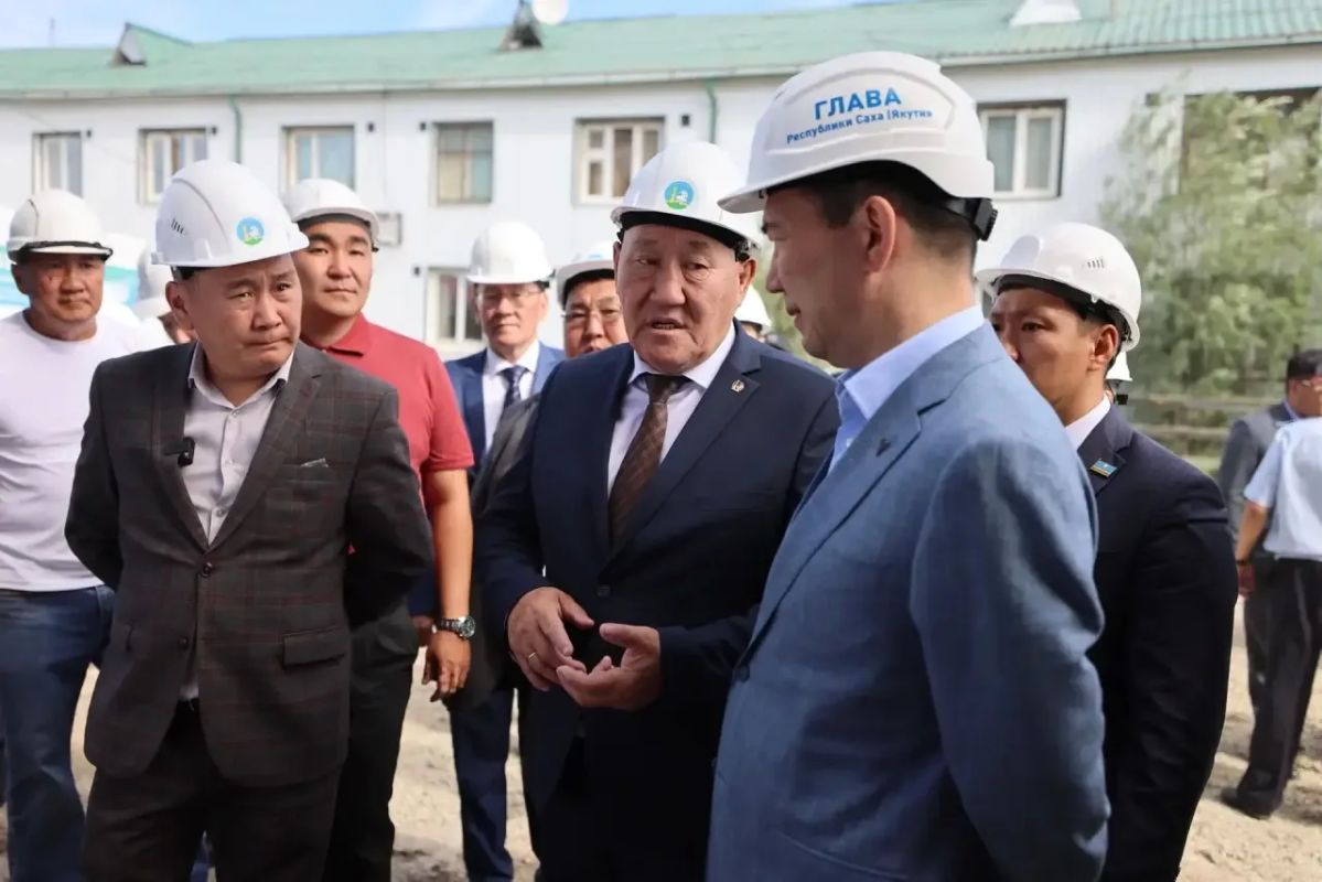 Айсен Николаев: В селе Борогонцы проверил ход строительства 58-квартирного жилого дома для переселенцев из аварийного жилья Айсен Николаев: В селе Борогонцы проверил ход строительства 58-квартирного жилого дома для переселенцев из аварийного жилья