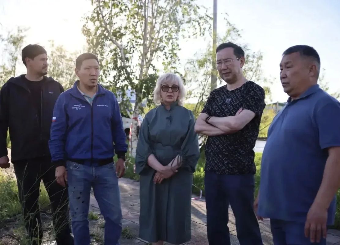 Айсен Николаев совершил объезд города с новым мэром Якутска Дмитрием Садовниковым