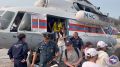 Вертолёт доставил в Якутск 20 детей из затопленных сел Верхоянского улуса