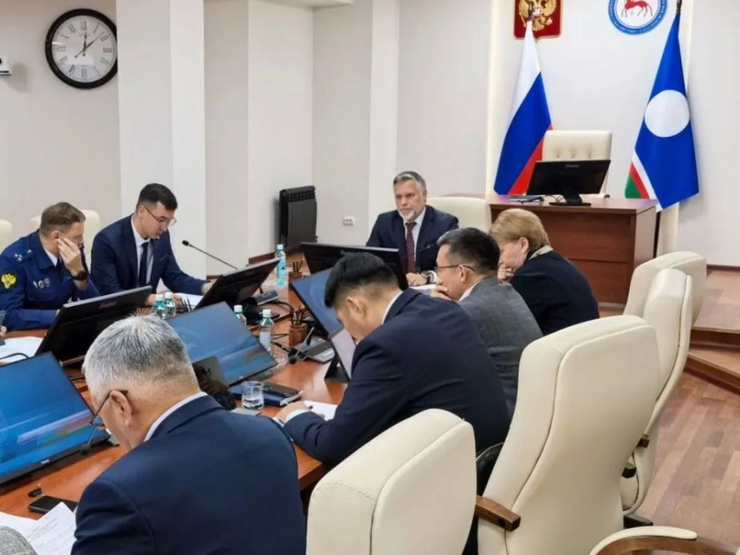Провел заседание межведомственной рабочей группы с участием представителей топливных компаний Якутии по ситуации с обеспечением нефтепродуктами Провел заседание межведомственной рабочей группы с участием представителей топливных компаний Якутии по ситуации с обеспечением нефтепродуктами