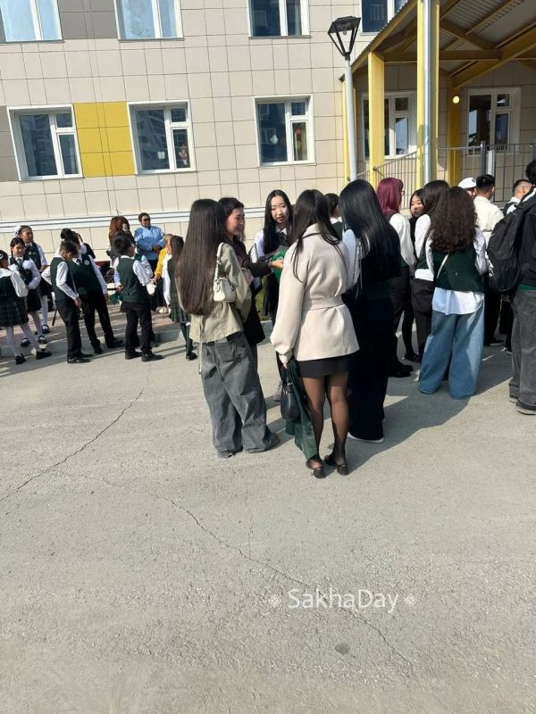 Оживленно у школы в 203-м. #дляsakaday Оживленно у школы в 203-м. #дляsakaday