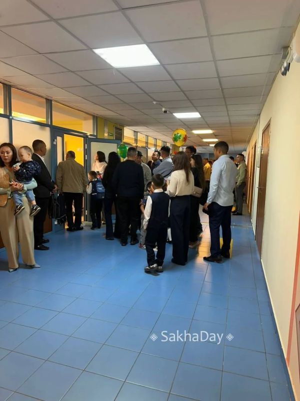 Оживленно у школы в 203-м. #дляsakaday Оживленно у школы в 203-м. #дляsakaday