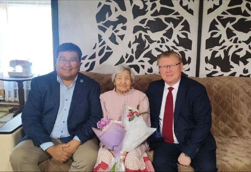 Сегодня мэр Покровска Виктор Константинов и глава Хангаласского улуса Сергей Гребнев поздравили с 90-летием Софью Петровну Конакову