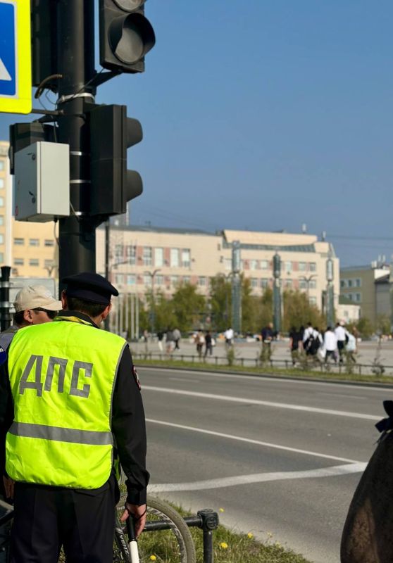 В рамках профилактической работы сотрудники Госавтоинспекции напомнили водителям о необходимости быть предельно внимательными вблизи школ и детских садов, соблюдать скоростной режим и правила проезда пешеходных переходов В рамках профилактической работы сотрудники Госавтоинспекции напомнили водителям о необходимости быть предельно внимательными вблизи школ и детских садов, соблюдать скоростной режим и правила проезда пешеходных переходов