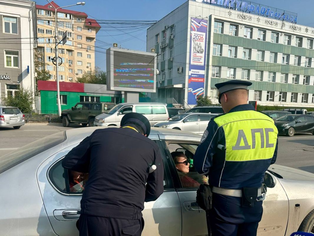 В рамках профилактической работы сотрудники Госавтоинспекции напомнили водителям о необходимости быть предельно внимательными вблизи школ и детских садов, соблюдать скоростной режим и правила проезда пешеходных переходов В рамках профилактической работы сотрудники Госавтоинспекции напомнили водителям о необходимости быть предельно внимательными вблизи школ и детских садов, соблюдать скоростной режим и правила проезда пешеходных переходов