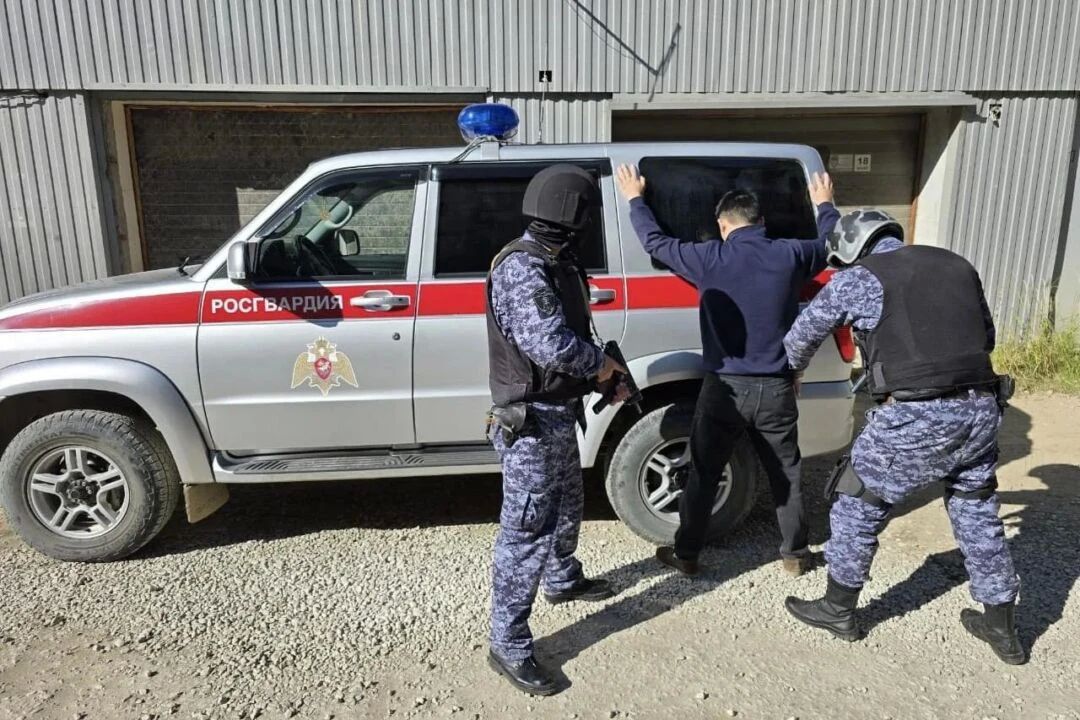 Дебоширов в Якутске задержали росгвардейцы: один из них — в федеральном розыске