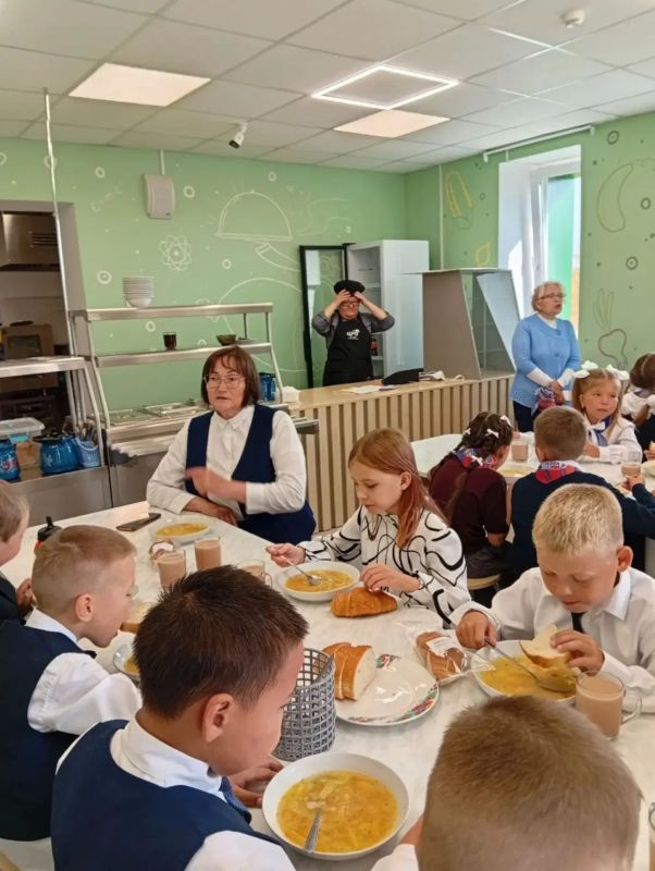 Первые обеды в новой столовой Первые обеды в новой столовой
