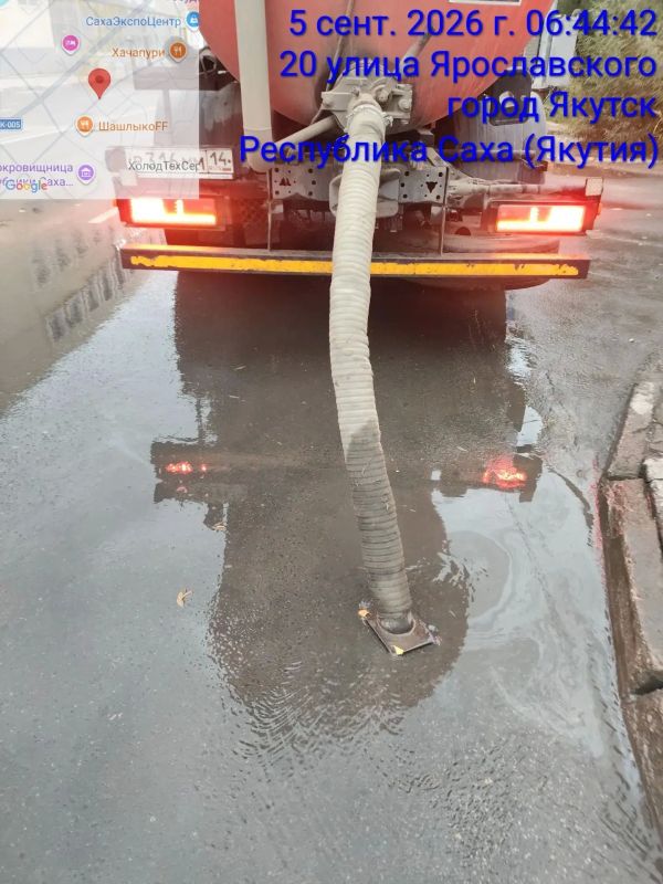 Коммунальные службы Якутска откачивают дождевую воду с заниженных мест на городских улицах Коммунальные службы Якутска откачивают дождевую воду с заниженных мест на городских улицах