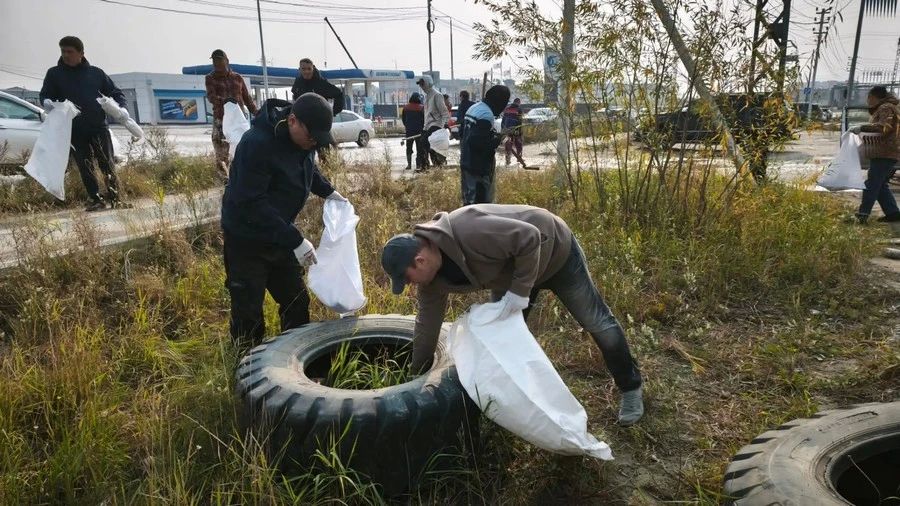 Общегородской субботник по уборке территорий провели в Якутске Общегородской субботник по уборке территорий провели в Якутске
