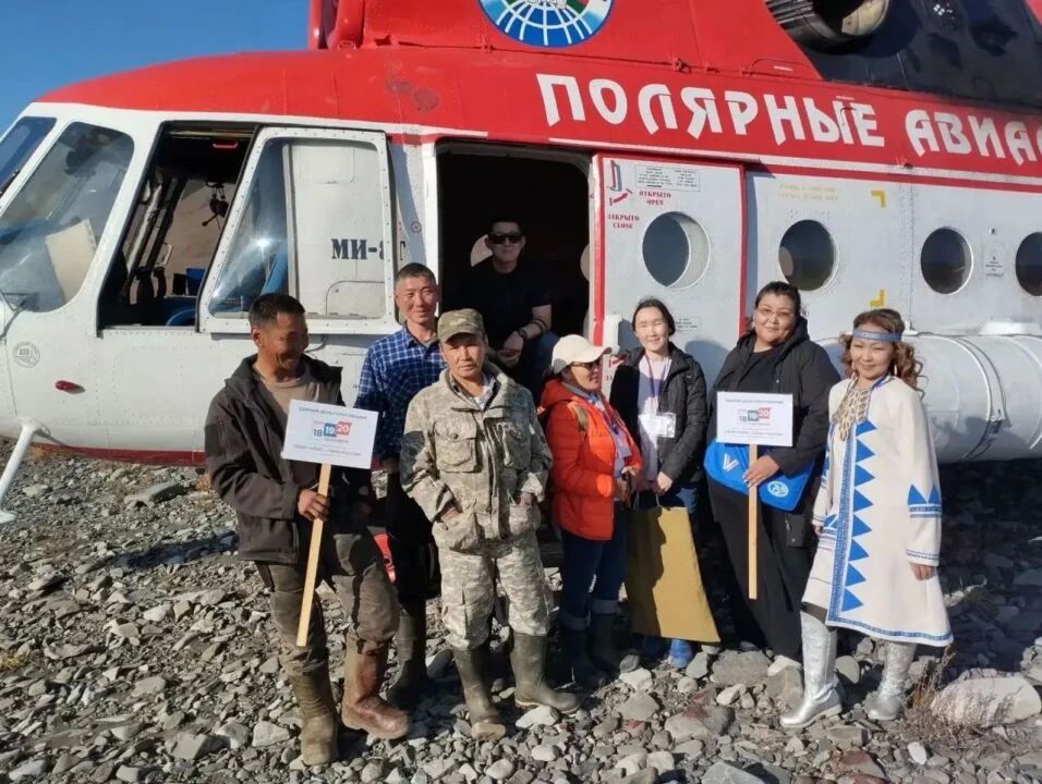 Досрочное голосование продолжается: голосуют булунские оленеводы Под винтами вертолёта «Полярных авиалиний» - бескрайние просторы: горные хребты, серебристые мхи, редкие кустарники, извилистые русла бесчисленных рек и речек... Досрочное голосование продолжается: голосуют булунские оленеводы Под винтами вертолёта «Полярных авиалиний» - бескрайние просторы: горные хребты, серебристые мхи, редкие кустарники, извилистые русла бесчисленных рек и речек...