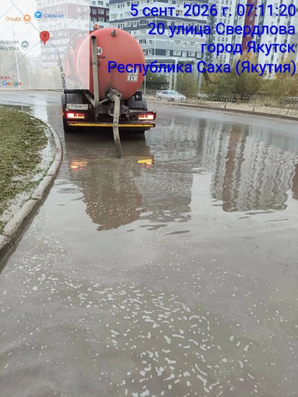 Коммунальные службы Якутска откачивают дождевую воду с заниженных мест на городских улицах Коммунальные службы Якутска откачивают дождевую воду с заниженных мест на городских улицах