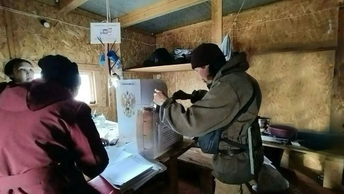 Досрочное голосование продолжается: голосуют булунские оленеводы Под винтами вертолёта «Полярных авиалиний» - бескрайние просторы: горные хребты, серебристые мхи, редкие кустарники, извилистые русла бесчисленных рек и речек... Досрочное голосование продолжается: голосуют булунские оленеводы Под винтами вертолёта «Полярных авиалиний» - бескрайние просторы: горные хребты, серебристые мхи, редкие кустарники, извилистые русла бесчисленных рек и речек...